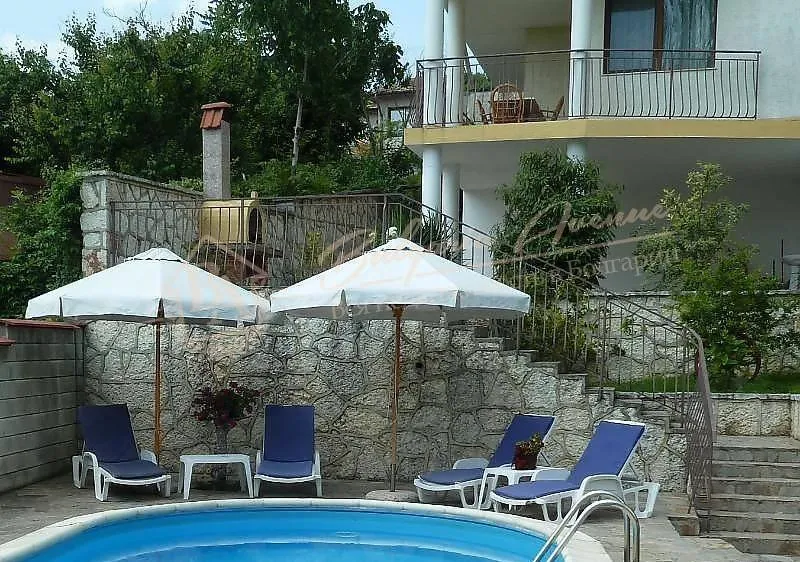 Красивая трехэтажная вилла с видом на море в прибрежном г.Балчик