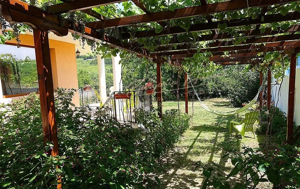 Двухэтажный дом в тихом районе Балчика. Расстояние до моря 2 км