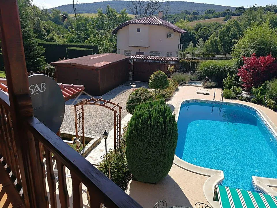 Современный двухэтажный дом, расположенный в селе Осеново в 3 км от моря