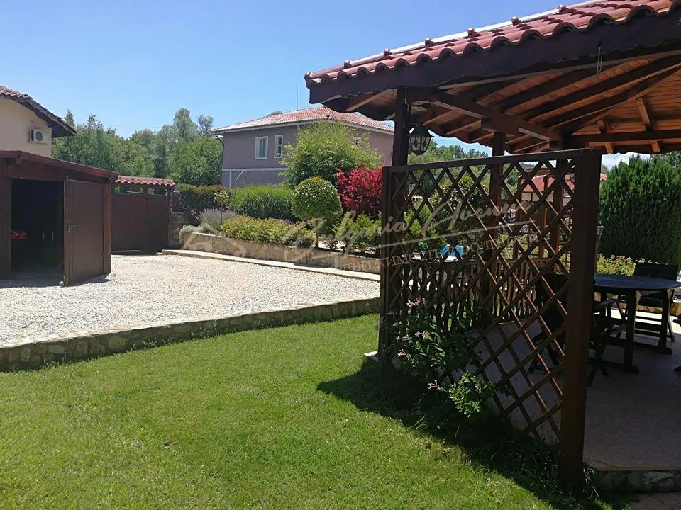 Современный двухэтажный дом, расположенный в селе Осеново в 3 км от моря