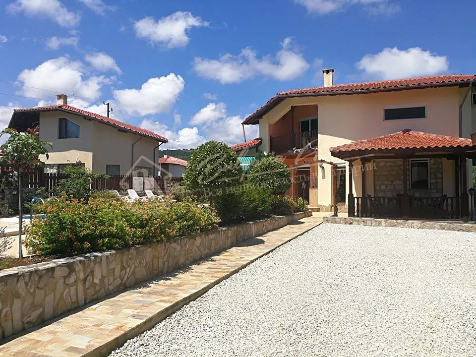 Современный двухэтажный дом, расположенный в селе Осеново в 3 км от моря