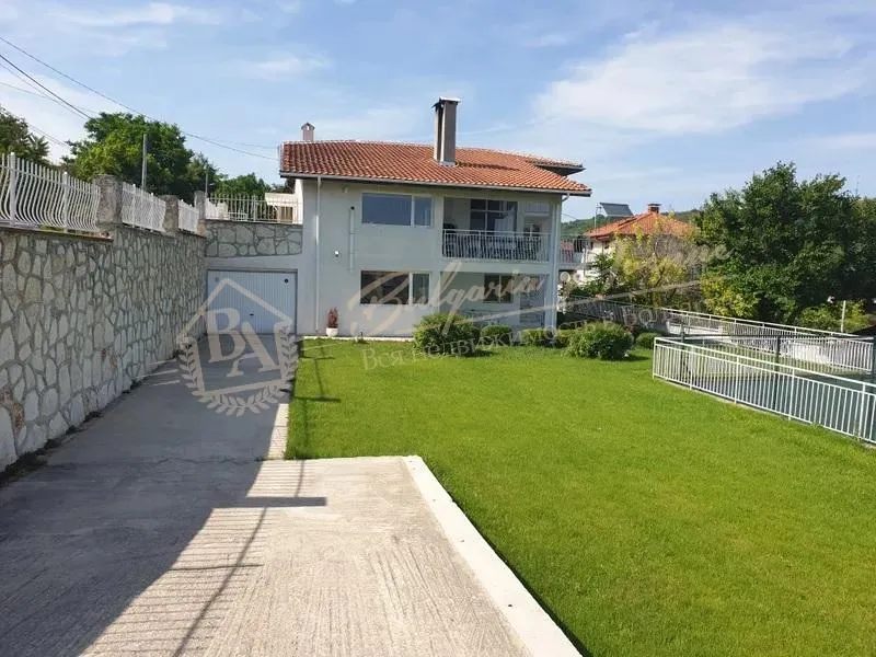 Просторная вилла в Балчике с участком и теннисным кортом