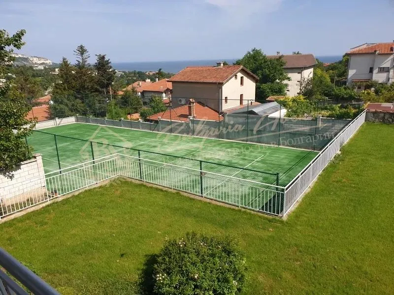 Просторная вилла в Балчике с участком и теннисным кортом