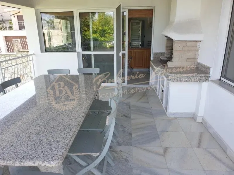 Просторная вилла в Балчике с участком и теннисным кортом