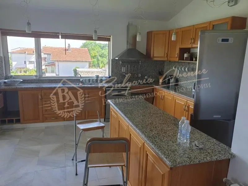 Просторная вилла в Балчике с участком и теннисным кортом