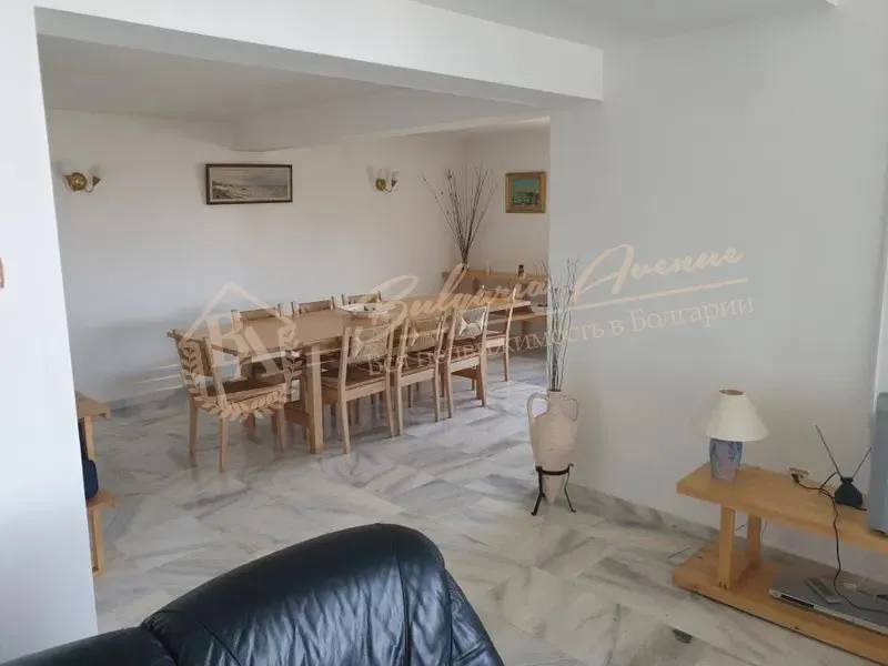 Просторная вилла в Балчике с участком и теннисным кортом