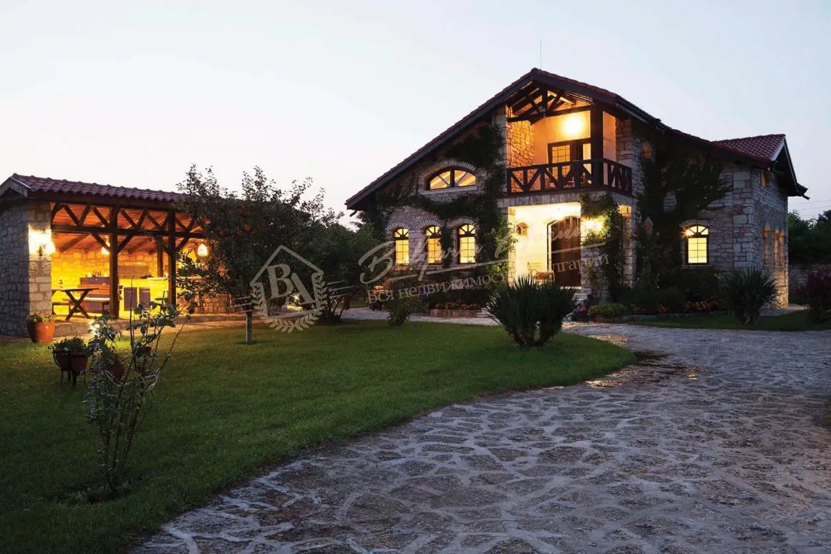 Уникальная недвижимость, каменный дом в шагах от пляжа в Шабла