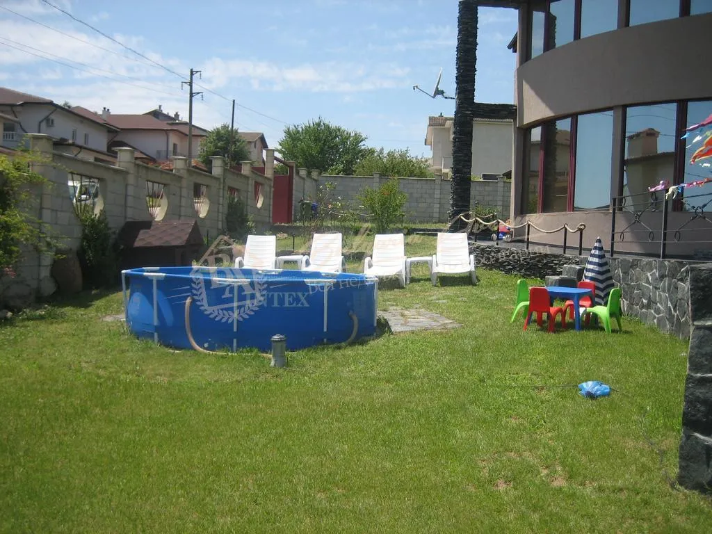 Массивный дом в современном стиле с видом на море в обл.Варна