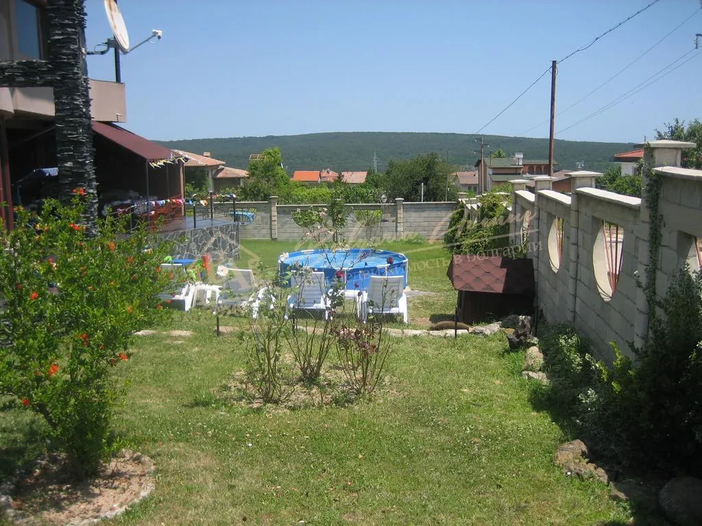Массивный дом в современном стиле с видом на море в обл.Варна