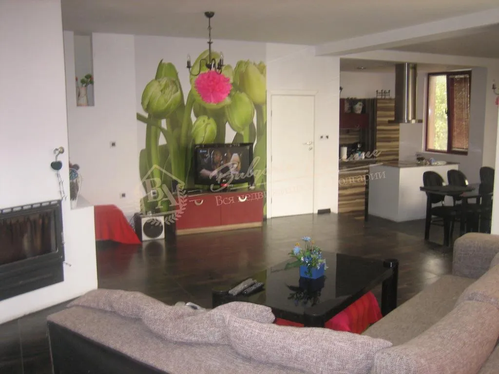 Массивный дом в современном стиле с видом на море в обл.Варна