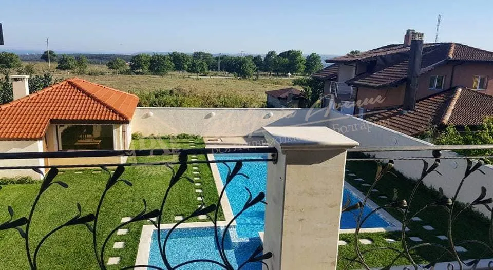Двухэтажный дом с бассейном в Близнаци и видом на море, в 20 км от г.Варна