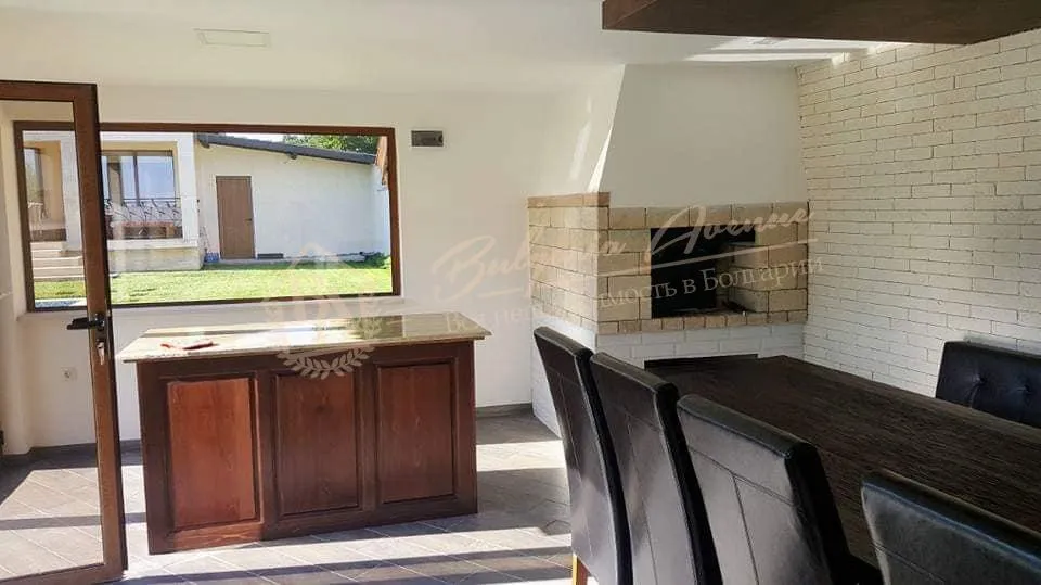 Двухэтажный дом с бассейном в Близнаци и видом на море, в 20 км от г.Варна