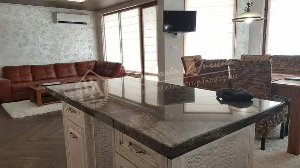 Двухэтажный дом с бассейном в Близнаци и видом на море, в 20 км от г.Варна