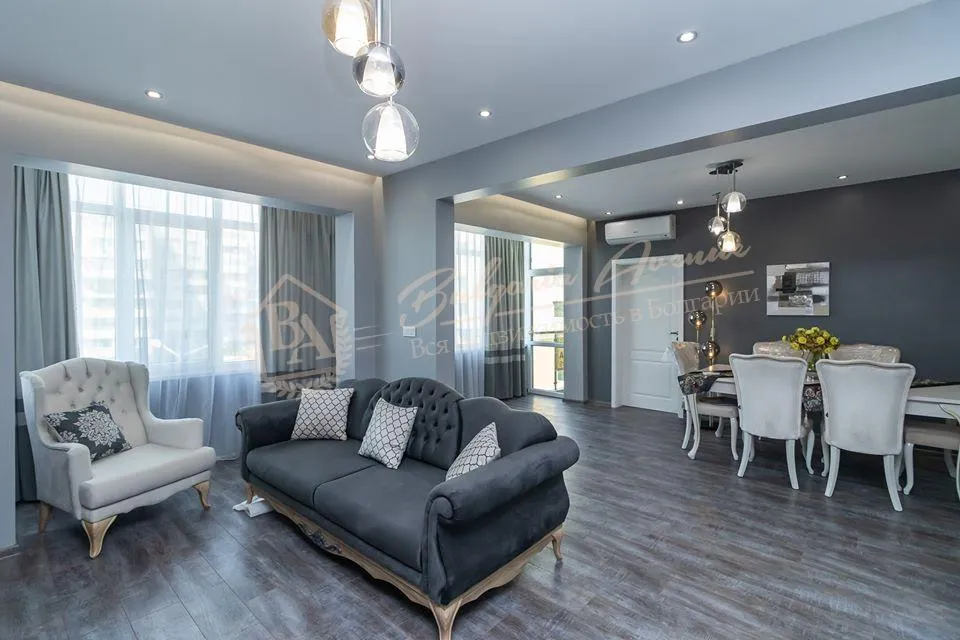 Стильная трехкомнатная квартира в центре Варны
