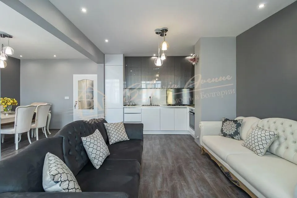 Стильная трехкомнатная квартира в центре Варны