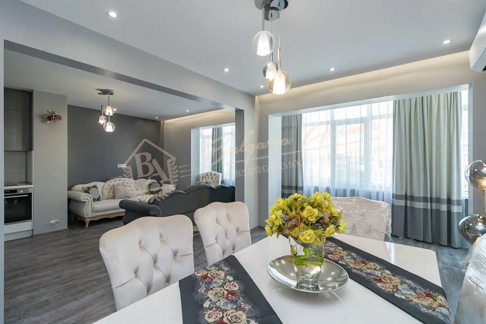 Стильная трехкомнатная квартира в центре Варны