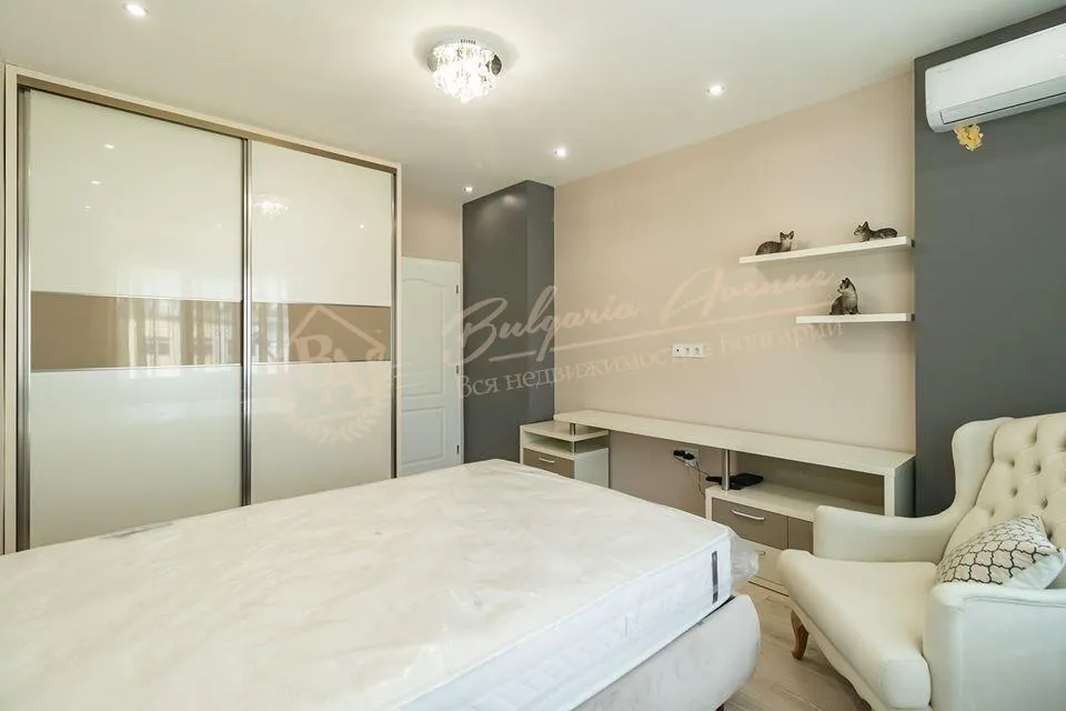 Стильная трехкомнатная квартира в центре Варны