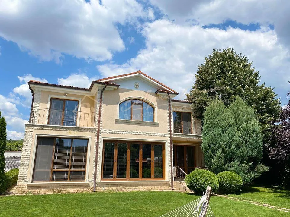 Роскошный дом с бассейном и собственным садом в районе Траката, г.Варна