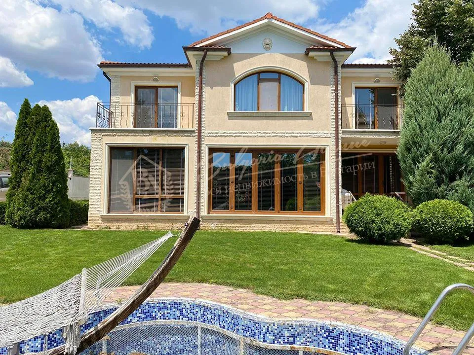 Роскошный дом с бассейном и собственным садом в районе Траката, г.Варна