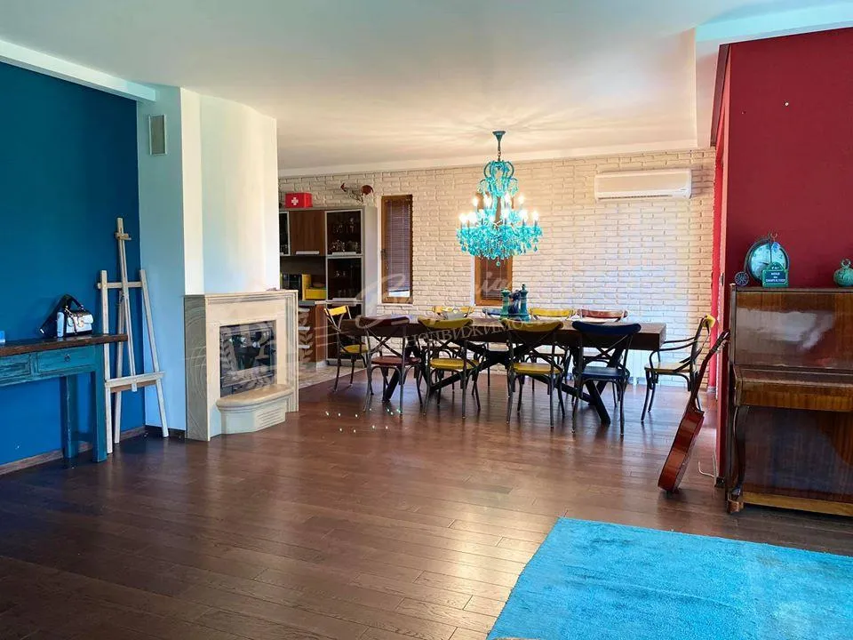 Роскошный дом с бассейном и собственным садом в районе Траката, г.Варна