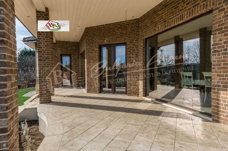 Стильный одноэтажный дом, расположенный всего в 12 км от центра Варны