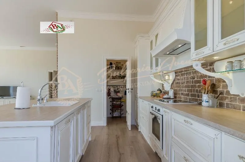 Стильный одноэтажный дом, расположенный всего в 12 км от центра Варны