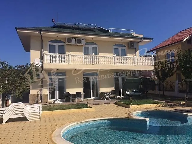 Дом с бассейном и видом на море и залив в г.Св.Влас