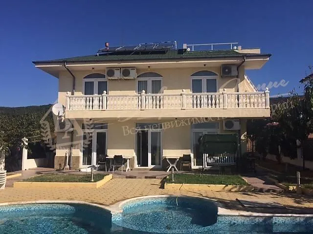 Дом с бассейном и видом на море и залив в г.Св.Влас