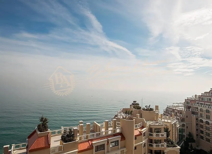 Трехкомнатный апартамент на первой линии с видом на море