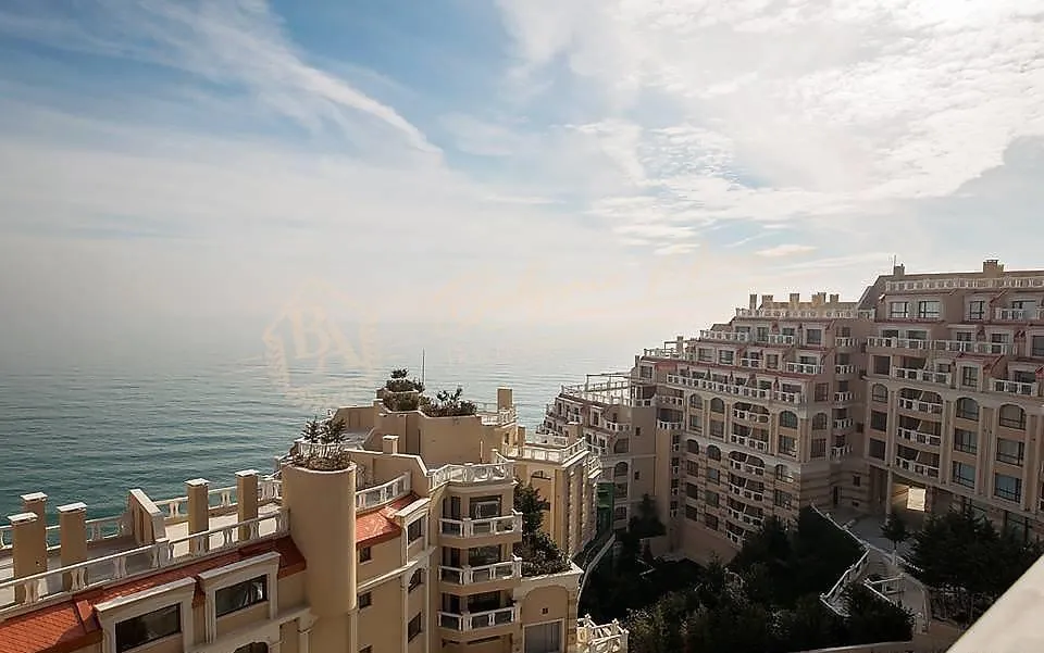 Трехкомнатный апартамент на первой линии с видом на море