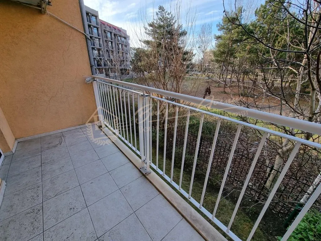 Двухкомнатный апартамент со своей лужайкой и отдельным входом, Солнечный берег