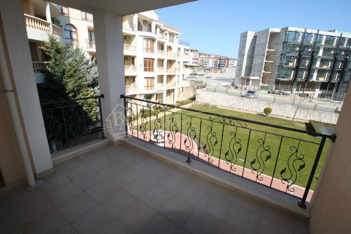 Большой трехкомнатный апартамент в "Роял Бэй 2", Свети Влас