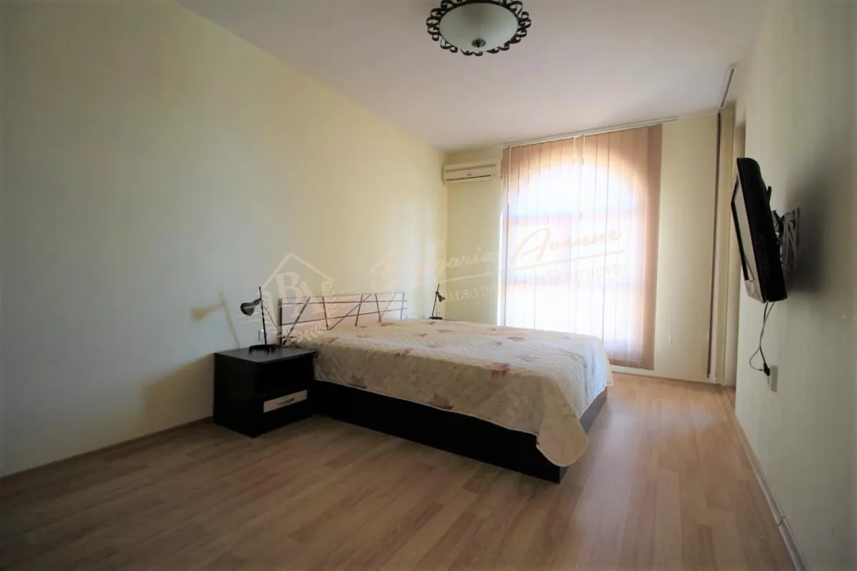 Большой трехкомнатный апартамент в "Роял Бэй 2", Свети Влас