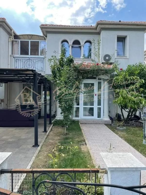 Таунхаус с 3 спальнями в коттеджном комплексе с бассейном "Виктория Хилл"