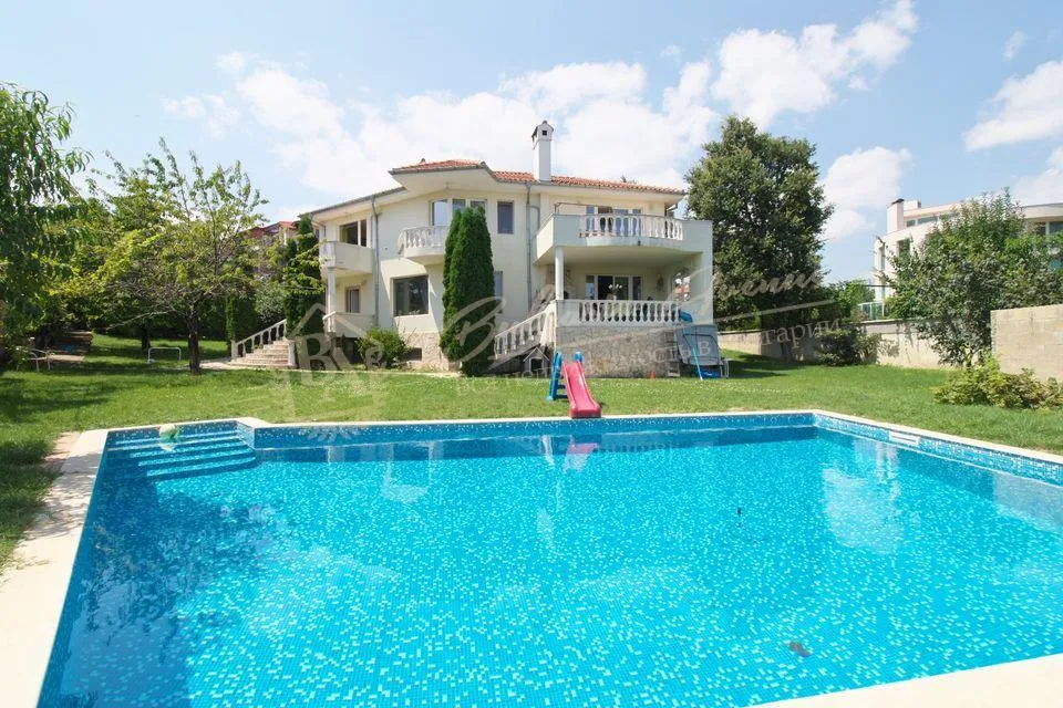 Элитный дом с бассейном, просторным садом и видом на море