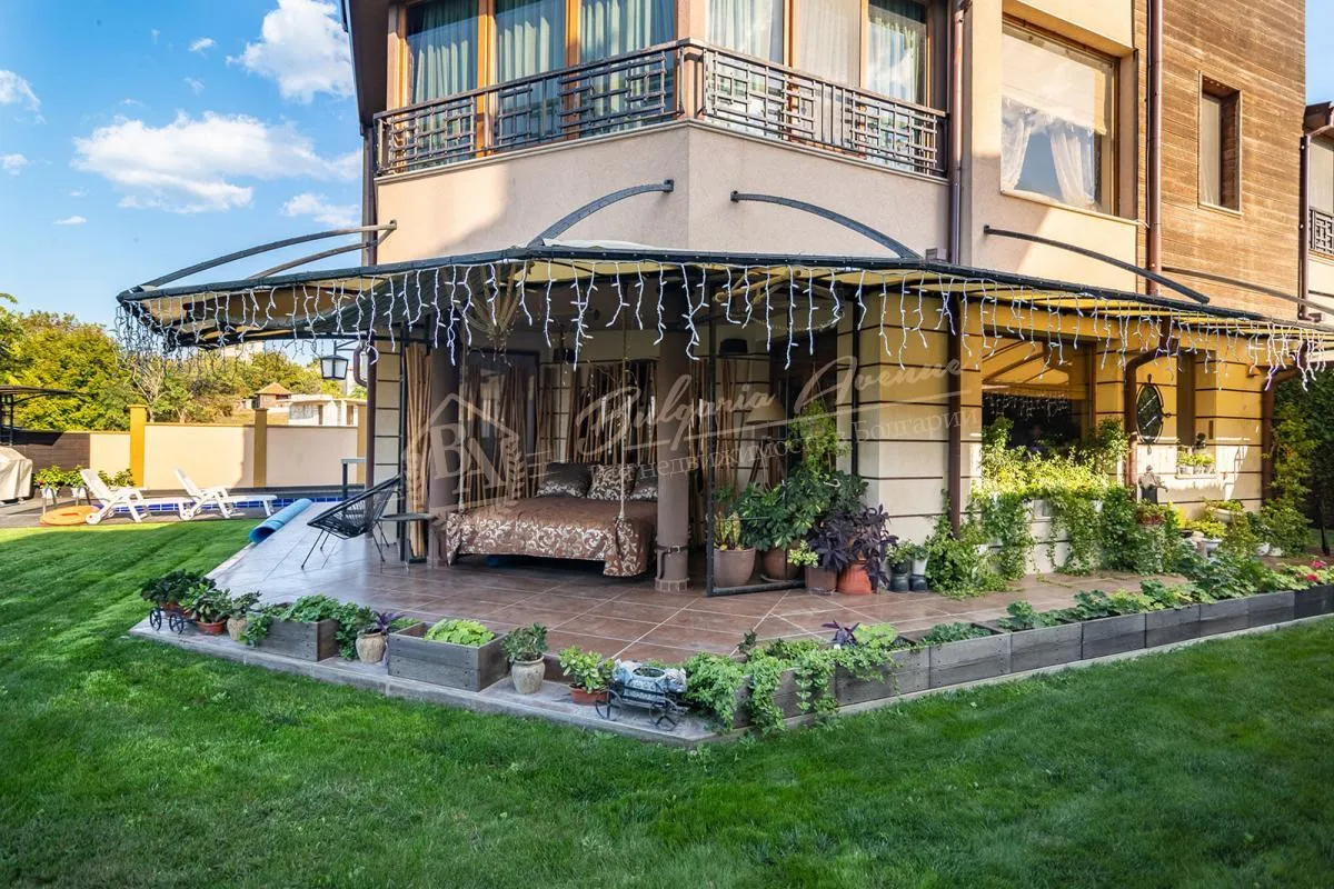 Стильный особняк с прекрасным садом и видом на море