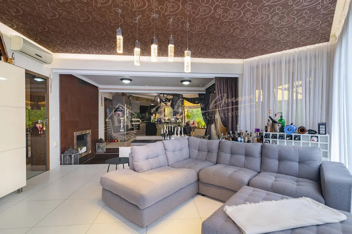 Стильный особняк с прекрасным садом и видом на море