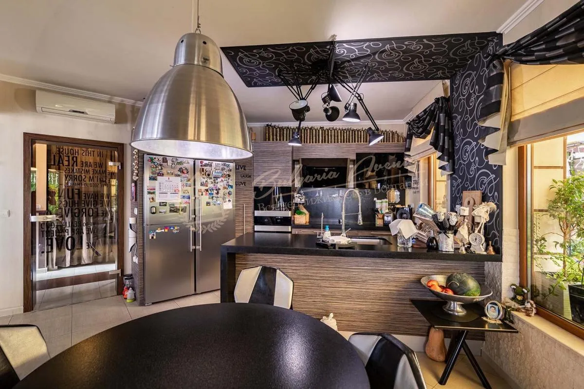 Стильный особняк с прекрасным садом и видом на море