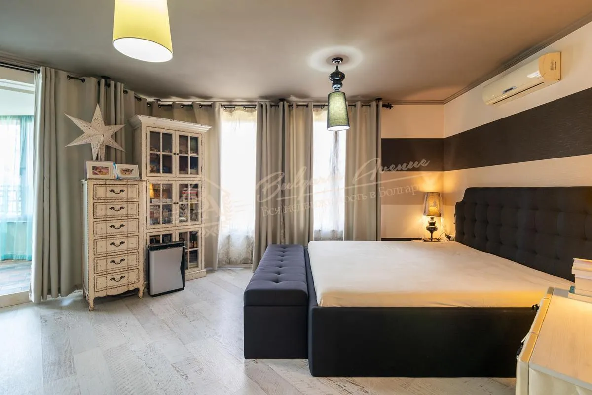 Стильный особняк с прекрасным садом и видом на море