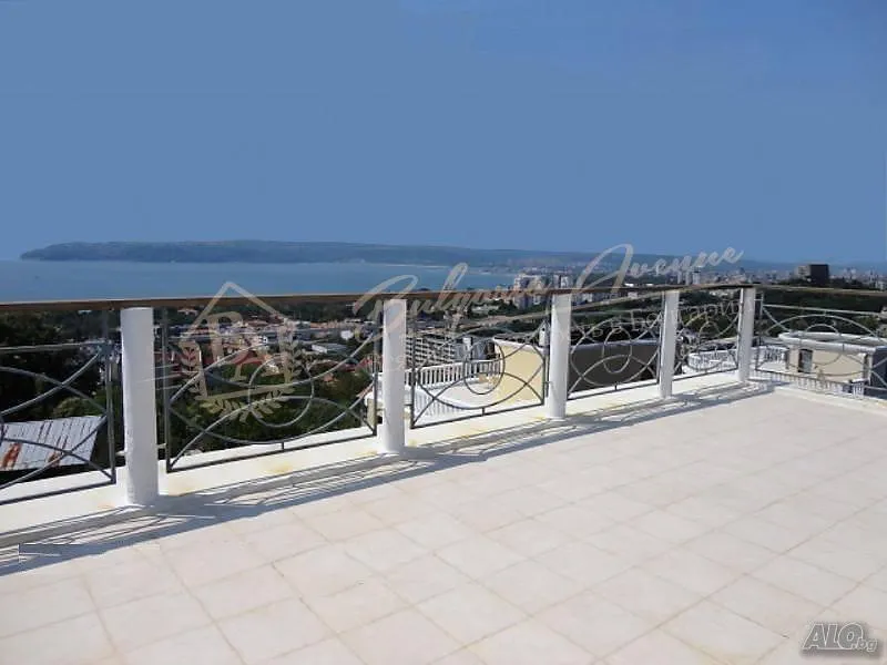 Трехэтажный дом с участком и бассейном в районе Бриз