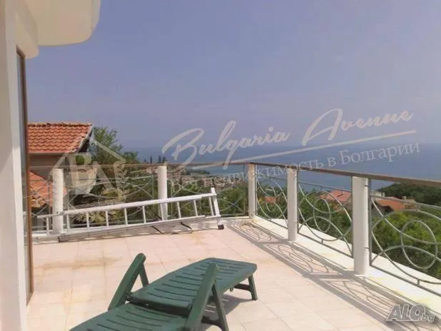 Трехэтажный дом с участком и бассейном в районе Бриз