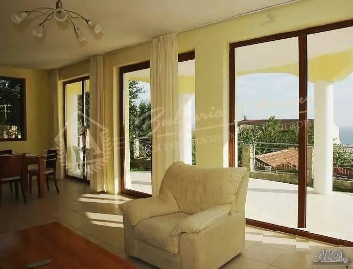 Трехэтажный дом с участком и бассейном в районе Бриз