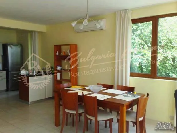 Трехэтажный дом с участком и бассейном в районе Бриз