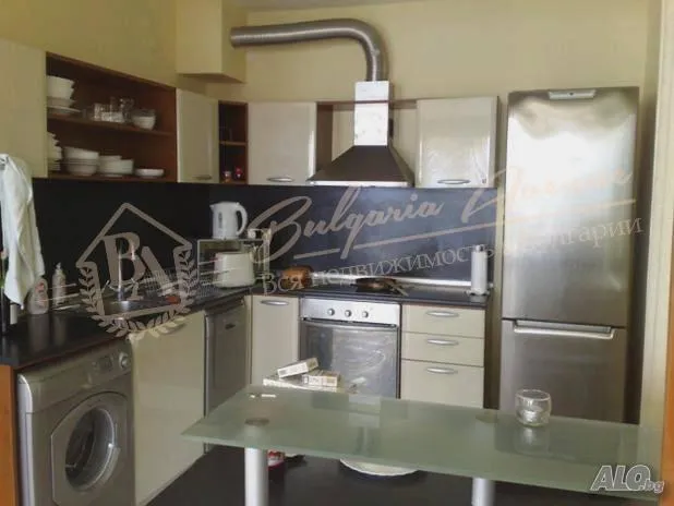 Трехэтажный дом с участком и бассейном в районе Бриз