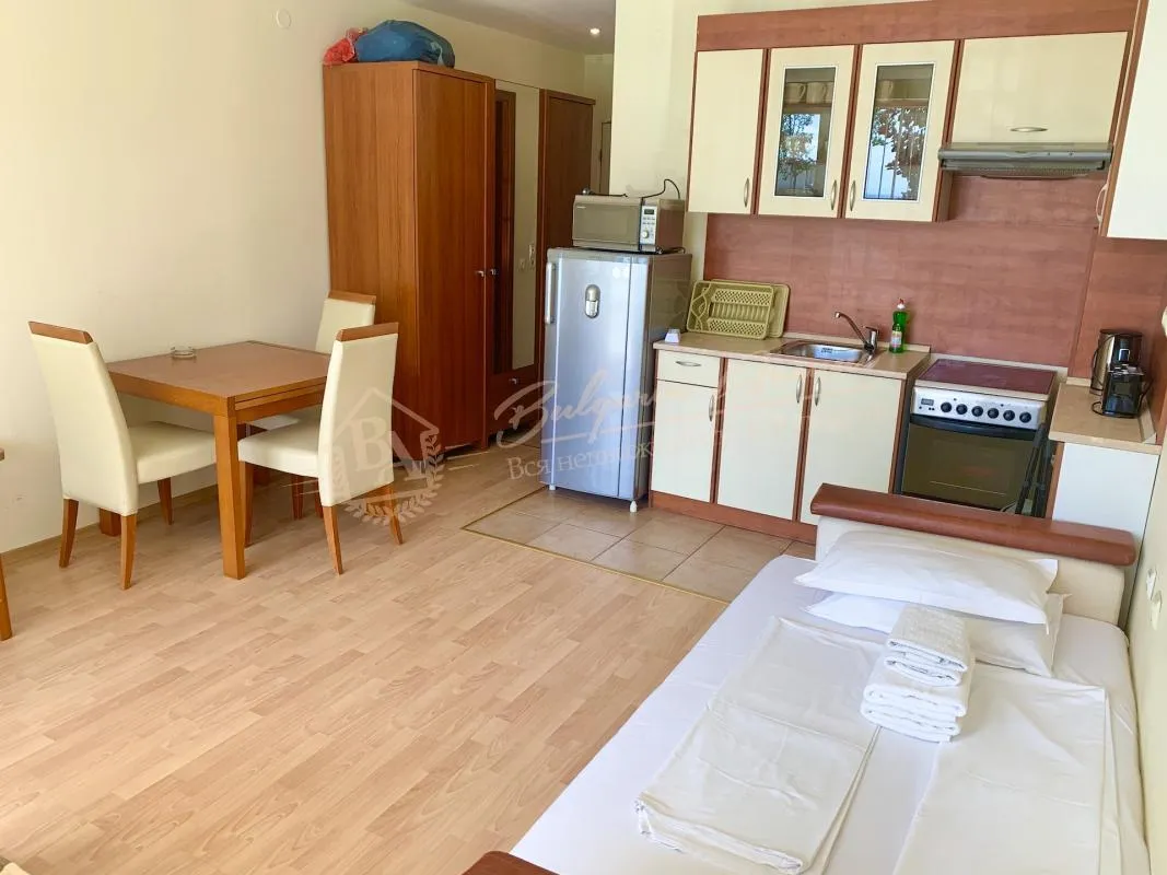 Меблированная студия на первой линии с видом на море