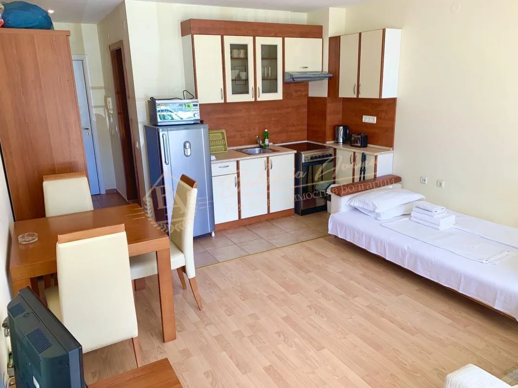 Меблированная студия на первой линии с видом на море