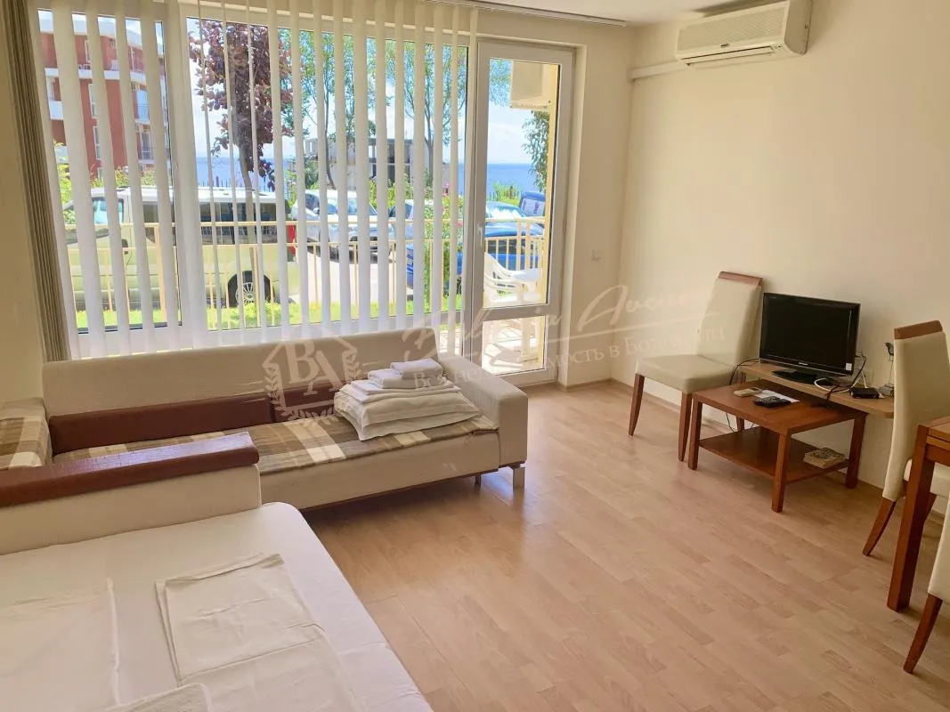 Меблированная студия на первой линии с видом на море