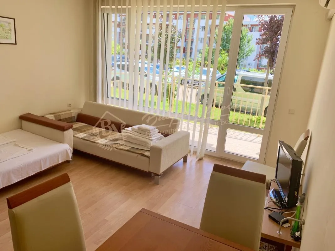 Меблированная студия на первой линии с видом на море