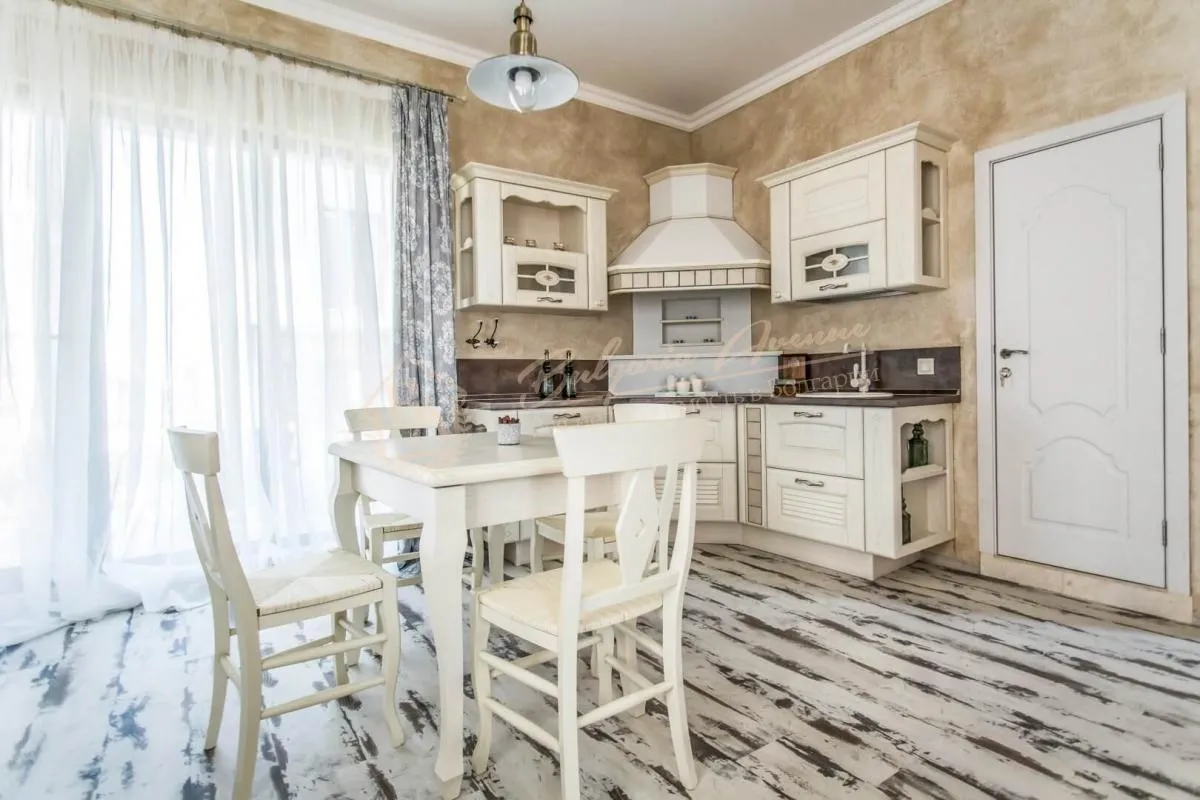 Новый, современный двухэтажный дом на 1 линии в г.Поморие