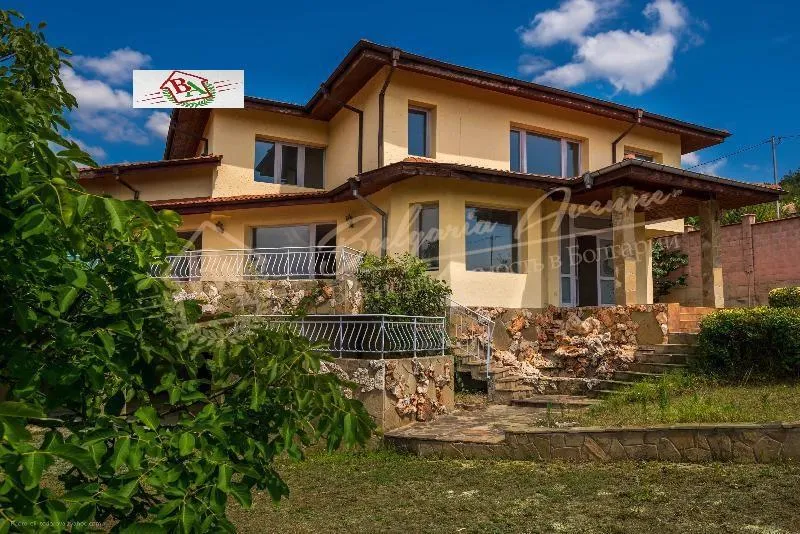 Трехэтажный дом в живописном районе, в 10 минутах от центра